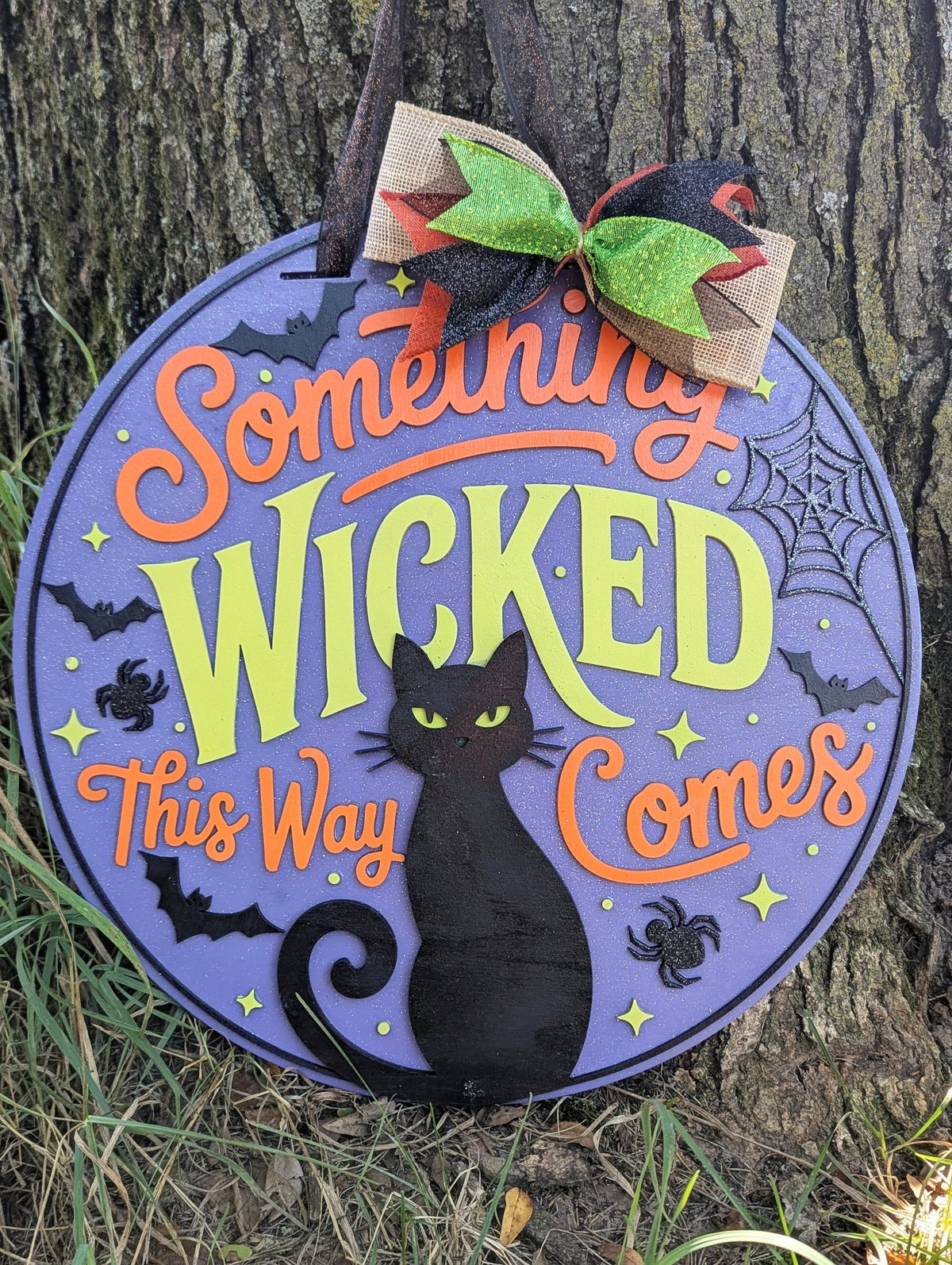 Glow-in-the-Dark Halloween Door Hanger – “Something Wicked This Way Comes” Black Cat Round Sign