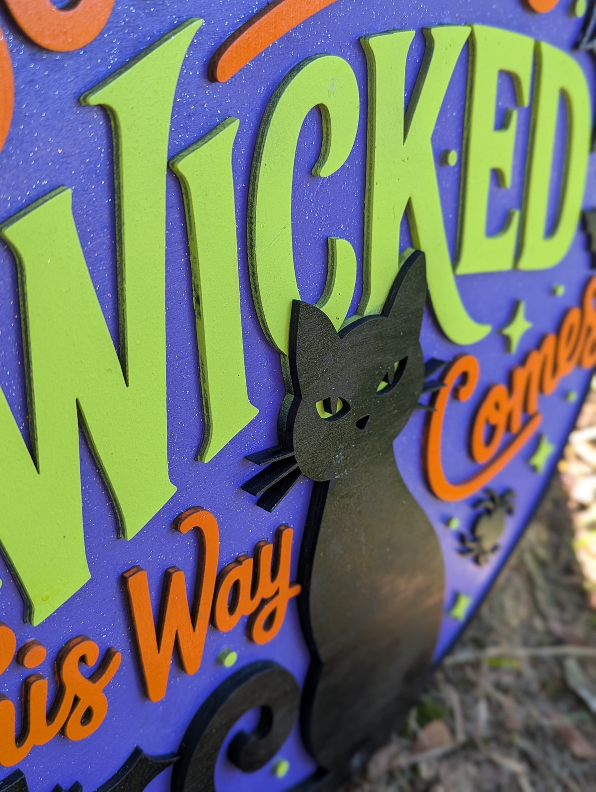 Glow-in-the-Dark Halloween Door Hanger – “Something Wicked This Way Comes” Black Cat Round Sign